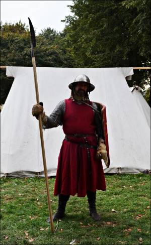 Photo: Ein gerüsteter Krieger aus Skandinavien um 1250